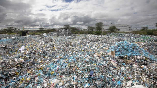 Déchets plastiques dans une usine de recyclage à Athi River, au Kenya, le 13 novembre 2023.