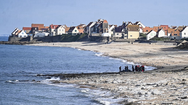 Des gendarmes français tractent une embarcation de migrants endommagée après l'échec de la tentative de traversée de la Manche qui a entraîné la mort de 8 personnes près de la plage d'Ambleteuse, dans le nord de la France, le 15 septembre 2024. 