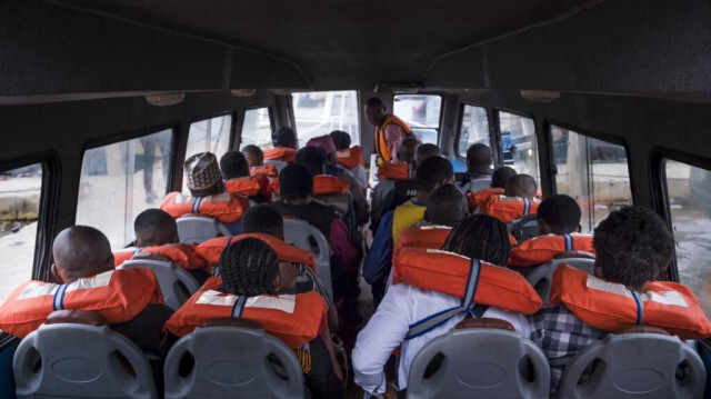 Des Passagers du terminal de ferry d'Ikorodu à l'intérieur du bateau à Lagos le 19 juillet 2024.