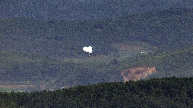 L'armée sud-coréenne évite de tirer sur les ballons avant qu'ils ne se posent, afin d'éviter que des débris et des matériaux dangereux ne tombent.