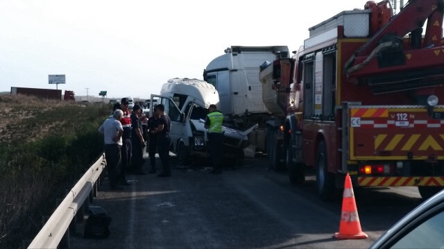 TIR ile servis minibüsü çarpıştı: İşte olay yerinden ilk görüntüler...