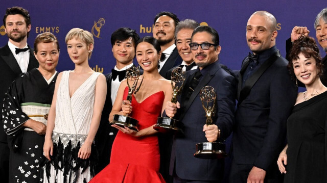 L'acteur japonais Hiroyuki Sanada (C), aux côtés de l'équipe du prix de la Meilleure Série Dramatique pour "Shogun", lors de la 76e cérémonie des Emmy Awards à Los Angeles, le 15 septembre 2024. 