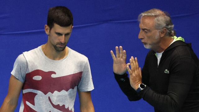 Le Serbe Novak Djokovic s'entraîne avec l'entraîneur italien Marco Panichi à Tel Aviv, le 28 septembre 2022. 