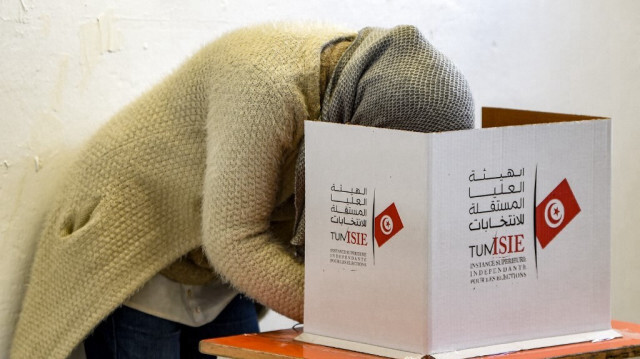 Une électrice remplit son bulletin de vote derrière un écran de confidentialité dans un bureau de vote à Mnihla, province de l'Ariana, en périphérie de Tunis, le 24 décembre 2023, lors des élections locales de 2023.