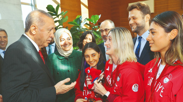 Cumhurbaşkanı Erdoğan, Türkiye Milli Paralimpik Takımı sporcularını AK Parti Genel Merkezi'nde kabul etti.