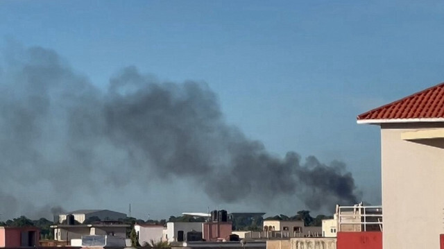 Une image tirée d'une vidéo AFPTV datée du 17 septembre 2024 montre un panache de fumée s'élevant à Bamako alors que des coups de feu et des détonations sont entendus. 