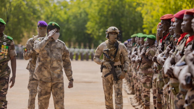 Le chef de l'État malien, le Colonel Assimi Goïta, passe en revue une unité de l'armée.