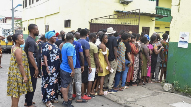 Des électeurs attendent au bureau de vote du collège Nuestra Señora à Bisila, Malabo, lors des élections présidentielles, législatives et municipales en Guinée équatoriale, le 20 novembre 2022.