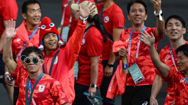 Les athlètes japonais participent au défilé lors de la cérémonie de clôture des Jeux olympiques de Paris 2024 au Stade de France, à Saint-Denis, le 11 août 2024.

