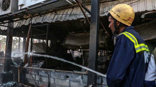 Un pompier éteint un incendie en Inde.