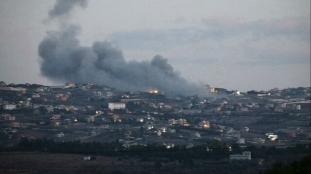 Des volutes de fumée s'échappent du site d'une frappe israélienne à la frontière du Liban, le 16 septembre 2024.