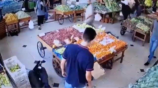 Images de surveillance d'un magasin montrant une victime au sol dont le bipeur a explosé, au Liban, le 17 septembre 2024.