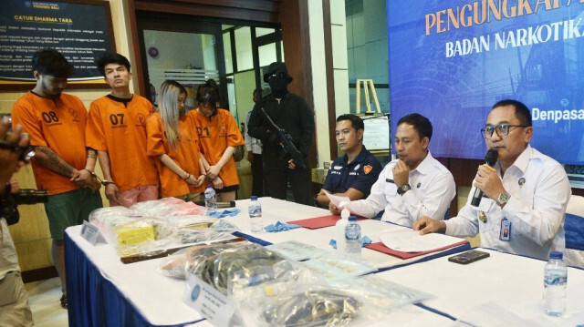 Deux suspects thaïlandais et deux suspects indonésiens arrêtés pour trafic de drogue, lors d'une conférence de presse au siège de l'Agence provinciale des stupéfiants de Bali (BNN) à Bali, le 17 septembre 2024.