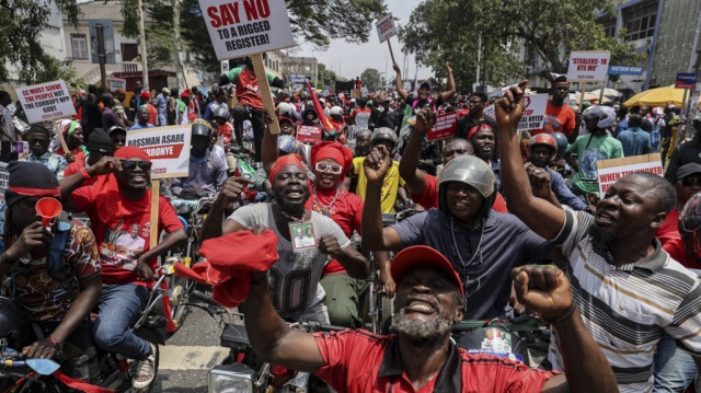 Des partisans du Congrès national démocratique (NDC) brandissent des pancartes lors d'une manifestation nationale du Congrès national démocratique (NDC) contre l'inscription sur les listes électorales en vue de l'élection présidentielle de 2024, à Accra, le 17 septembre 2024.