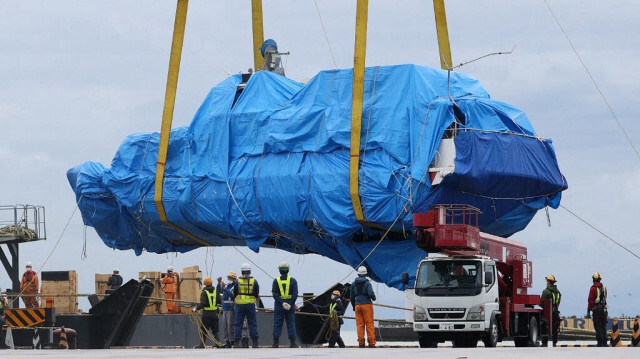 Une grue soulève le bateau touristique "Kazu I" qui a coulé au large de la péninsule de Shiretoko, dans la préfecture d'Hokkaido le mois dernier, à son arrivée au port d'Abashiri le 1er juin 2022.