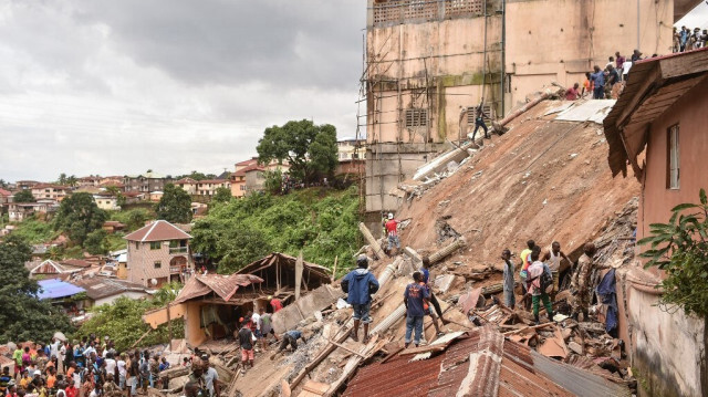 Des secouristes cherchent des survivants dans les décombres après l'effondrement d'un immeuble de sept étages à Freetown, le 16 septembre 2024.