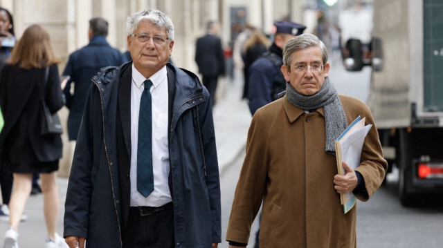 Le député français de La France Isoumise (LFI) et président de la commission des finances Éric Coquerel (G) le député français du groupe LIOT Charles de Courson (D) quittent l'Hôtel de Matignon après une réunion pour réclamer les lettres plafonds fixant les crédits des ministères dans le cadre du projet de budget 2025, à l'Assemblée nationale française à Paris, le 17 septembre 2024. 