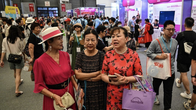 Des personnes visitent l'exposition internationale sur les soins aux personnes âgées, la médecine de réadaptation et les soins de santé (CHINA AID 2024) au Shanghai New International Expo Centre (SNIEC) dans le district de Pudong à Shanghai, le 13 juin 2024.