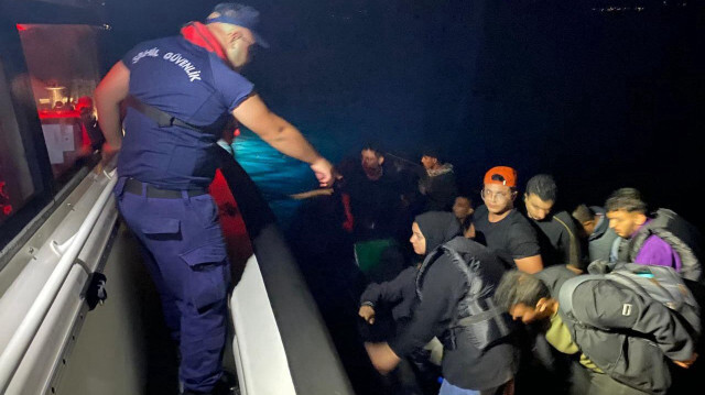 Kıyıya çıkartılan kaçak göçmenler, işlemlerinin ardından İl Göç İdaresi Müdürlüğü'ne gönderildi.