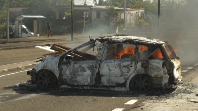 Une image tirée d'une vidéo, publiée le 17 septembre 2024, montre une voiture en feu dans une rue de Fort-de-France, en Martinique, après une nuit marquée par des émeutes contre la cherté de la vie. 