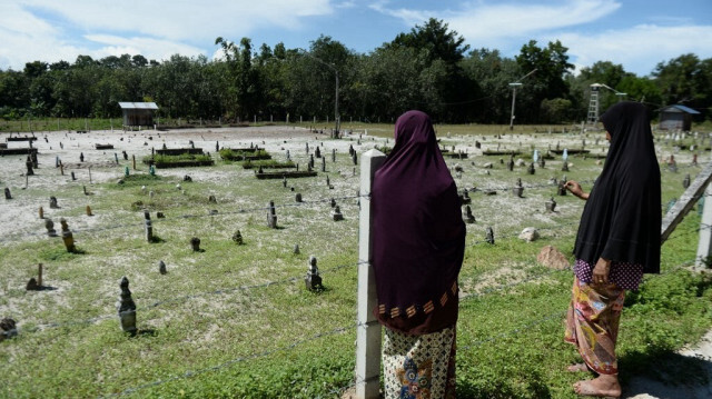 Le cimetière de Tak Bai où son défunt mari Mahamad Lohbako est enterré avec d'autres manifestants anti-gouvernementaux décédés lors de l'incident de Tak Bai en 2004, dans la province de Narathiwat, dans le sud de la Thaïlande.