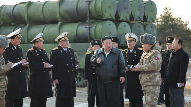 Le dirigeant nord-coréen Kim Jong Un (C) inspectant l'essai d'évaluation du nouveau type de missile sol-mer Padasuri-6 qui sera équipé par la marine, dans un lieu non divulgué en Corée du Nord.