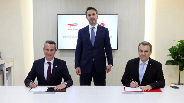 Le ministre de l'Énergie et des Ressources naturelles, Alparslan Bayraktar (C), a participé à la signature de l'accord à long terme sur le gaz naturel liquéfié (GNL) avec Botas et TotalEnergies à Houston, Texas aux États-Unis, le 18 septembre 2024.