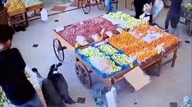 Une image extraite d'une vidéo publiée sur les médias sociaux le 17 septembre 2024 semble montrer une explosion et un homme tombant sur le sol (à gauche) dans un marché couvert de légumes à Beyrouth au Liban.