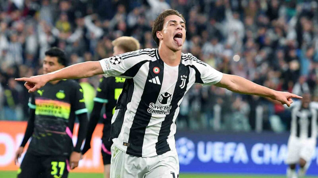 Le footballeur turc Kenan Yıldız célébrant son but lors du match de ligue des Champions entre la Juventus Turin et le PSV Eindhoven, à Turin, le 17 septembre 2024.