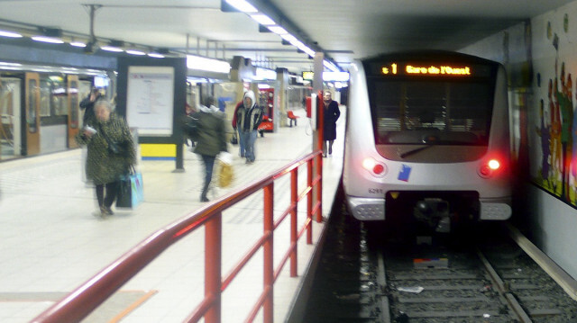 Brüksel metrosunda doğan bebeğe toplu taşımada ömür boyu ücretsiz abonelik hediye edildi.