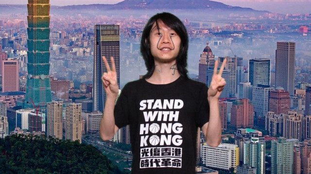 Chu Kai-pong portant un t-shirt inscrit "Libérez Hong Kong, révolution de notre temps".