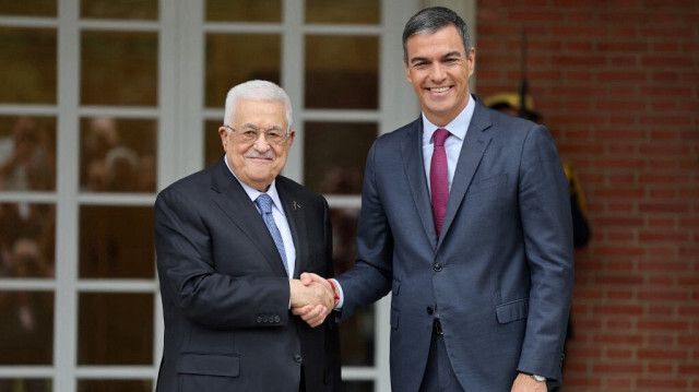 Le Premier ministre espagnol Pedro Sánchez (D) accueille le président palestinien Mahmoud Abbas à son arrivée au palais de La Moncloa à Madrid, le 19 septembre 2024.