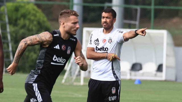 Giovanni van Bronckhorst idmanda oyuncularına uyarılarda bulunuyor. 