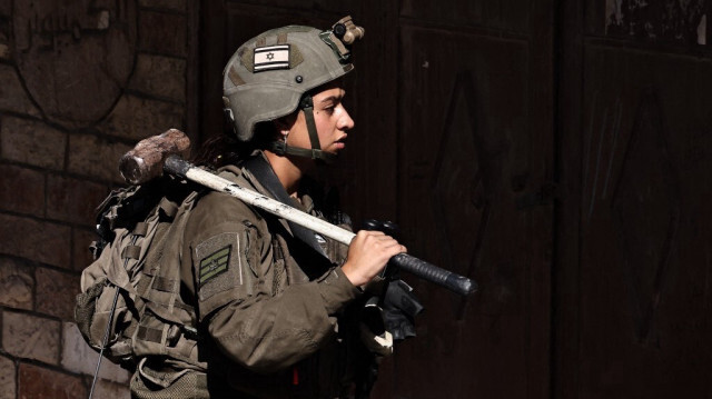 Un soldat de l'armée d'occupation israélienne porte un maillet lors d'une opération militaire à Tubas, dans le nord de la Palestine occupée, le 11 septembre 2024. 