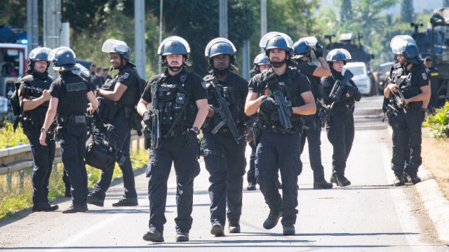 Des gendarmes français bloquent une route au Mont-Dore, en Nouvelle-Calédonie, territoire français du Pacifique, le 19 septembre 2024.