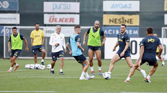 Mourinho, idmanı durdurarak oyuncularına uyarılarda bulundu. 