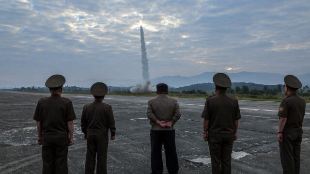 Le dirigeant nord-coréen Kim Jong Un (C) inspectant le tir d'essai d'un nouveau missile balistique tactique, dans un lieu non divulgué en Corée du Nord, le 18 septembre 2024.