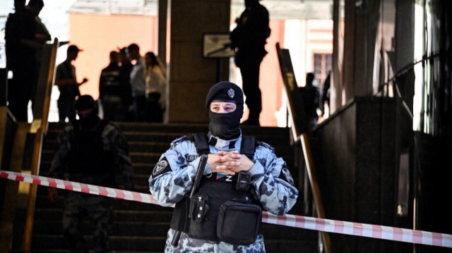 Un policier russe bloque l'entrée du siège de Wildberries après une tentative de raid dans le centre de Moscou, le 18 septembre 2024.