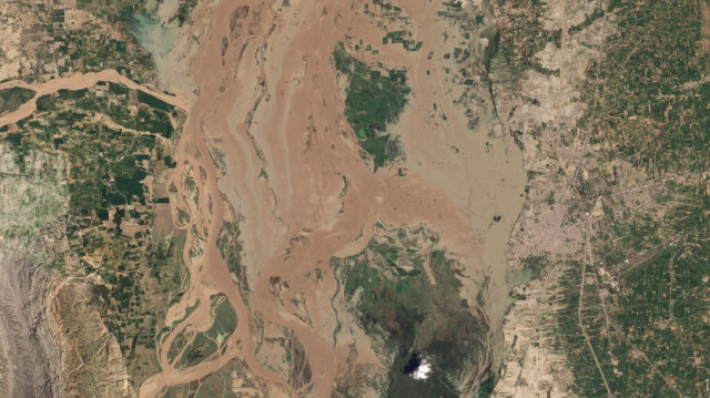 La rivière Indus en crue et la ville de Mianwali dans le nord du Pakistan vu par satellite.