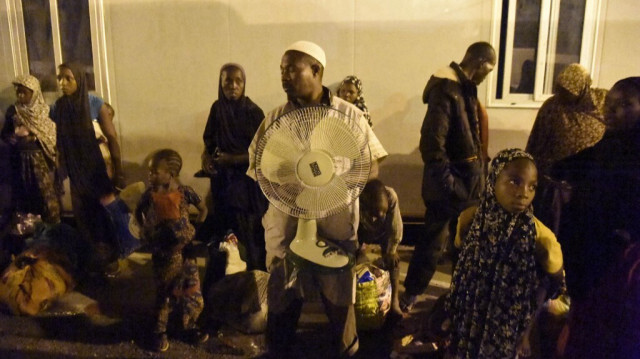 Des migrants africains du Niger se préparent à monter dans des bus alors qu'ils sont rapatriés dans leur pays par les autorités algériennes, le 2 juillet 2018, dans un centre de transit pour migrants à Tamanrasset, dans le sud de l'Algérie. 