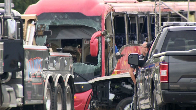 Selon les médias, le bus s'est renversé dans un fossé et avait apparemment un pneu crevé.