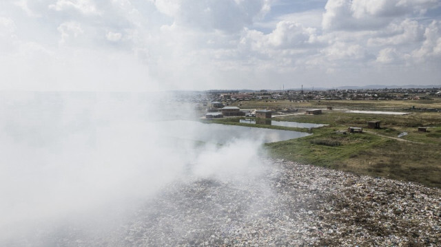 Cette vue aérienne montre de la fumée s'échappant d'une décharge près d'une station d'épuration de la rivière Vaal à Deneysville, en Afrique du Sud, le 17 avril 2024. 