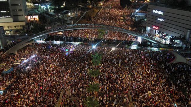 Des milliers d'Israéliens rassemblés à Tel Aviv ont protesté contre le Premier ministre Benyamin Netanyahu et son gouvernement pour ne pas avoir signé l'accord de cessez-le-feu à Gaza, le 1er septembre 2024.