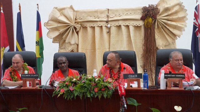 Les dirigeants des îles du Pacifique, (de gauche à droite) le Premier ministre des îles Cook Mark Brown, le Premier ministre des îles Salomon Jeremiah Manele, le Premier ministre des Tonga Hu'akavameiliku et le secrétaire général du Forum des îles du Pacifique Baron Waqa, annonçant la décision de la Facilité de résilience du Pacifique lors d'une réunion à Nuku'alofa, le 30 août 2024.