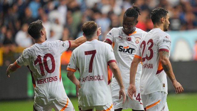 Galatasaraylı futbolcuların Adana Demirspor maçındaki gol sevinci.