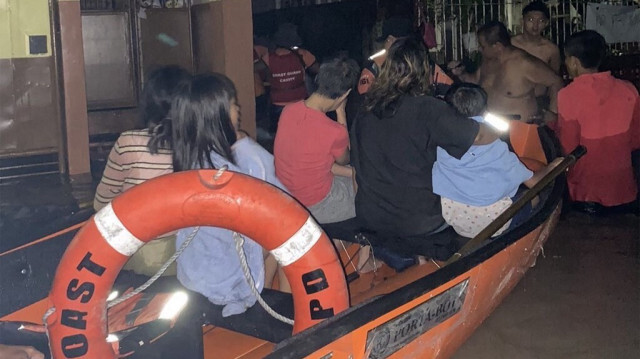 Des secouristes déplaçant des habitants dans un bateau suite aux inondations provoquées par la tempête tropicale Yagi à Bacoor, le 2 septembre 2024.