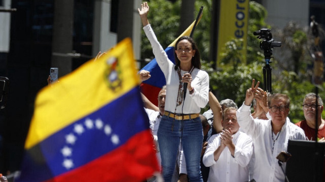 La cheffe de l'opposition vénézuélienne, Maria Corina Machado, salue ses partisans lors d'un rassemblement à Caracas, le 28 août 2024.