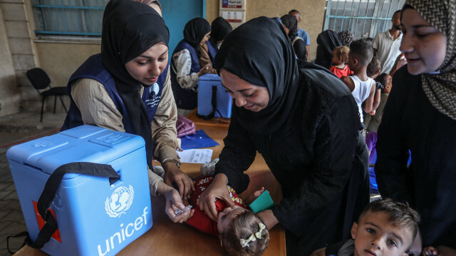 Un enfant est vacciné dans le cadre de la campagne de vaccination contre la polio, à Deir al-Balah, Gaza, le 1er septembre 2024.