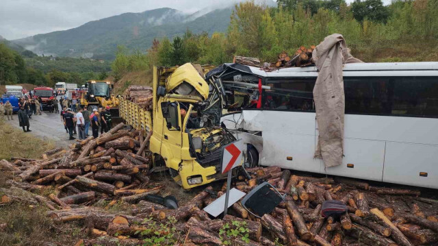 Kazada her iki aracın sürücüsü olay yerinde hayatını kaybetti.