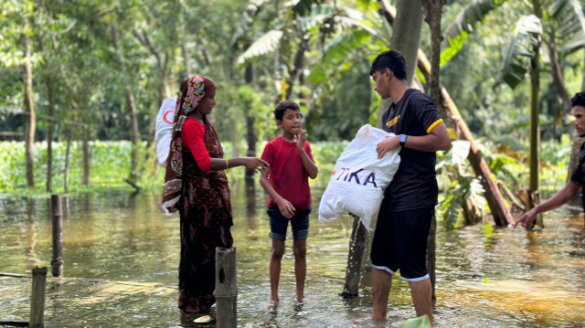 Les familles des villes touchées par les inondations, Feni, Lakshmipur et Noakhali, ont reçu ces colis, distribués avec l'aide des autorités locales, des services d'incendie et d'organisations non gouvernementales.